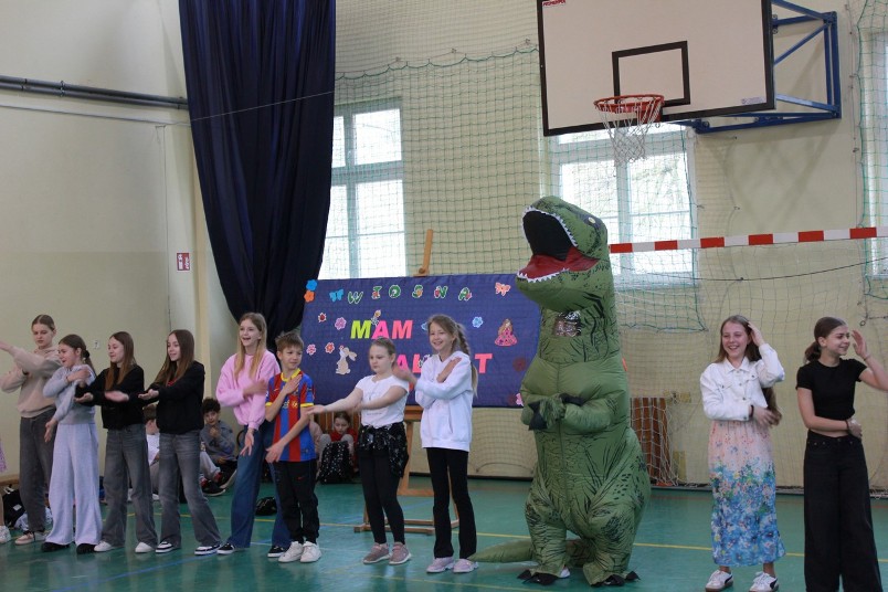 Pierwszy Dzień Wiosny w naszej szkole – radość, kreatywność i wspólna zabawa