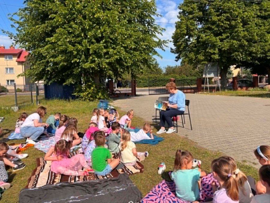 „Czytanie na Polanie” – spotkanie z książką na świeżym powietrzu